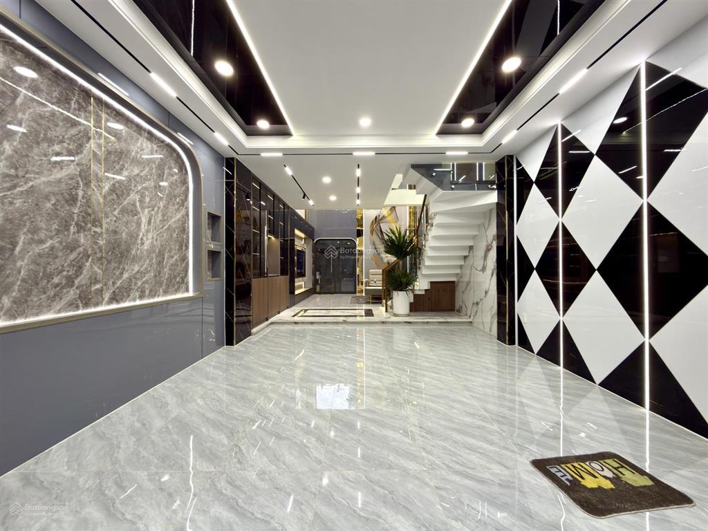 Nhà ngay ngã tư ga và chợ cầu đồng, dt4.64x13m, lửng, 3 lầu, 4pn, gara ô tô, p.thờ, 7.6 tỷ