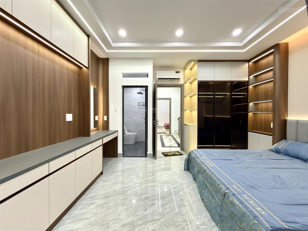 Nhà ngay ngã tư ga và chợ cầu đồng, dt4.64x13m, lửng, 3 lầu, 4pn, gara ô tô, p.thờ, 7.6 tỷ