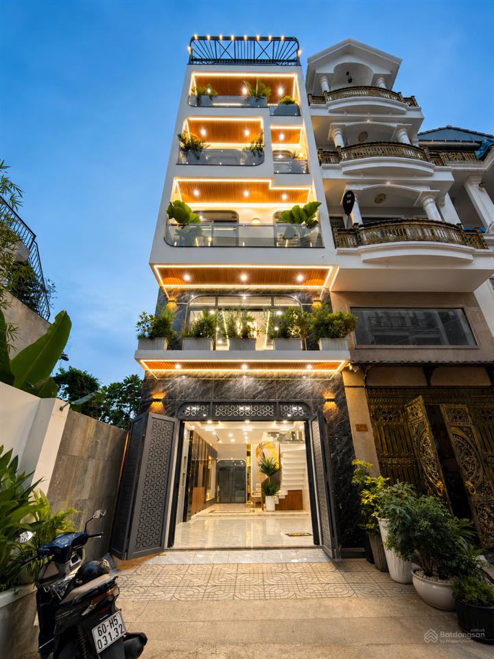 Nhà ngay ngã tư ga và chợ cầu đồng, dt4.64x13m, lửng, 3 lầu, 4pn, gara ô tô, p.thờ, 7.6 tỷ