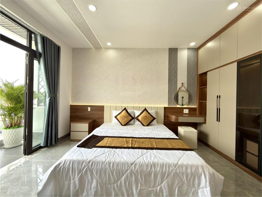 Nhà có thang máy bên vpđk đất đai và trường trần quốc toản, dt4x20m, lửng, 3 lầu, 4pn, 8.8 tỷ