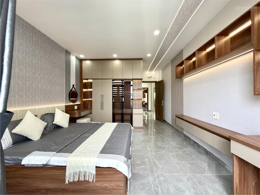 Nhà có thang máy bên vpđk đất đai và trường trần quốc toản, dt4x20m, lửng, 3 lầu, 4pn, 8.8 tỷ