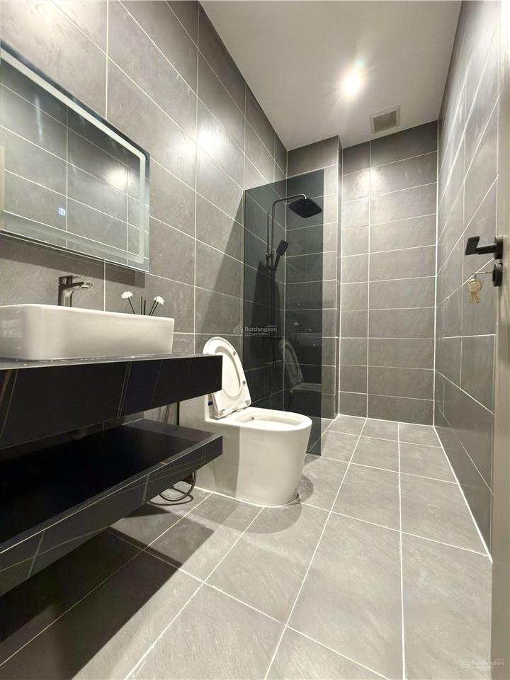 Nhà mặt tiền đường thông dt 5x22m, trệt, 3 lầu, 4pn, 5vs, p. thờ, sân xe hơi, hướng tây, 9.8 tỷ