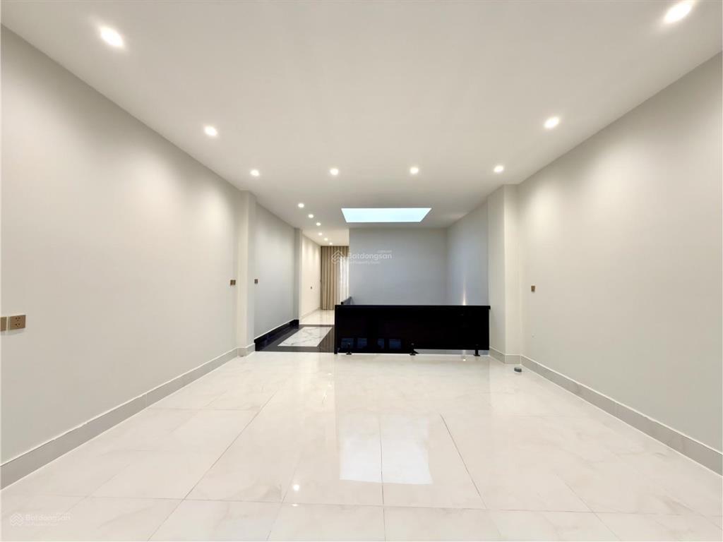 Nhà mặt tiền đường thông dt 5x22m, trệt, 3 lầu, 4pn, 5vs, p. thờ, sân xe hơi, hướng tây, 9.8 tỷ