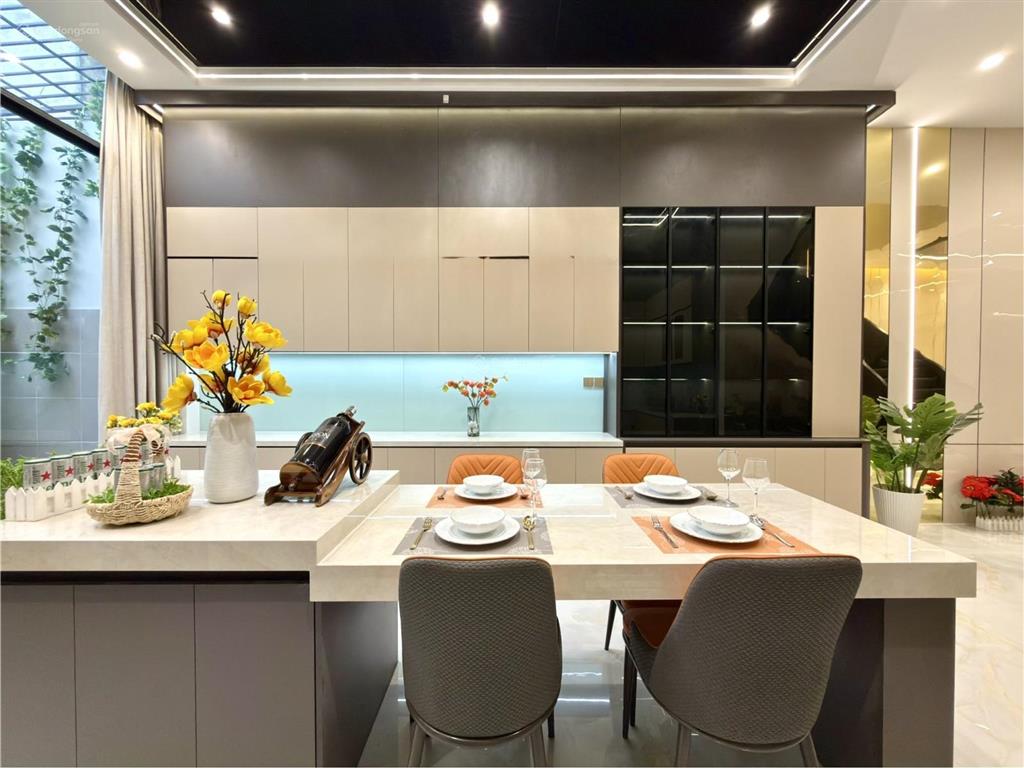 Nhà mặt tiền đường thông dt 5x22m, trệt, 3 lầu, 4pn, 5vs, p. thờ, sân xe hơi, hướng tây, 9.8 tỷ