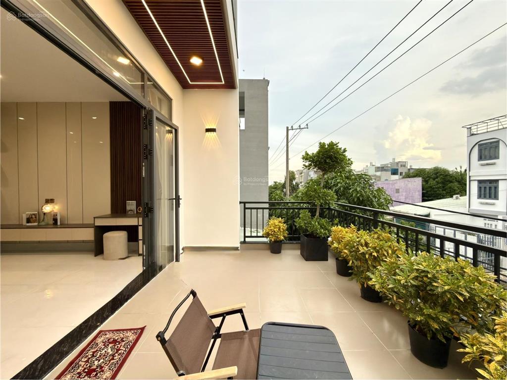 Nhà mặt tiền đường thông dt 5x22m, trệt, 3 lầu, 4pn, 5vs, p. thờ, sân xe hơi, hướng tây, 9.8 tỷ