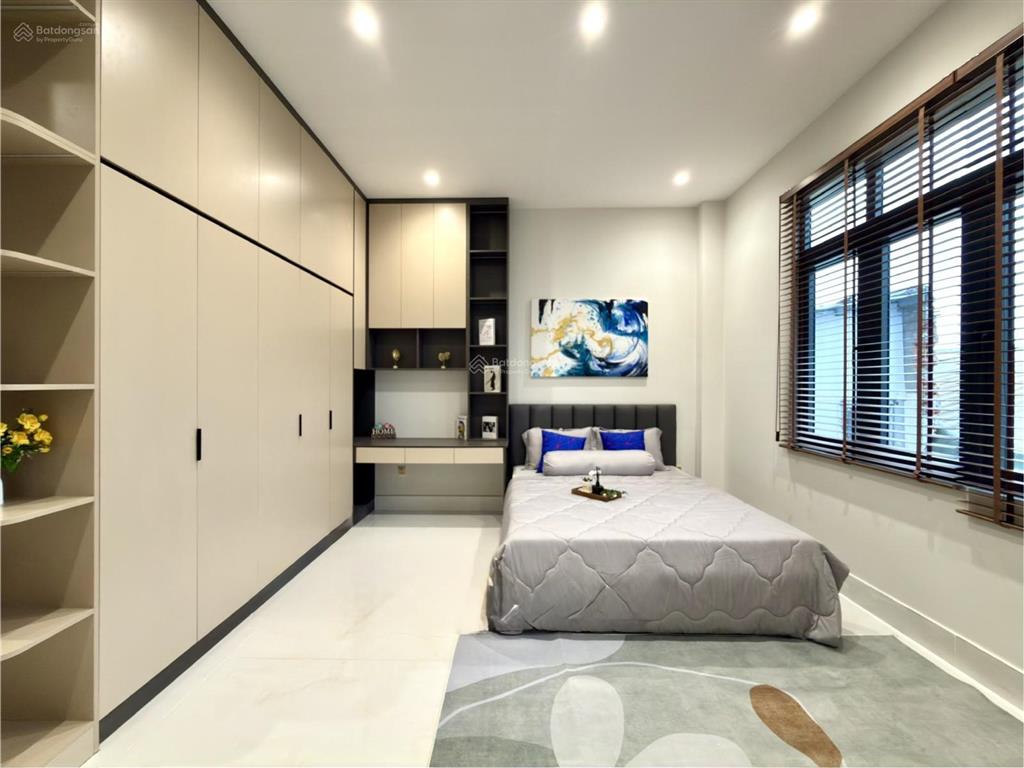 Nhà mặt tiền đường thông dt 5x22m, trệt, 3 lầu, 4pn, 5vs, p. thờ, sân xe hơi, hướng tây, 9.8 tỷ