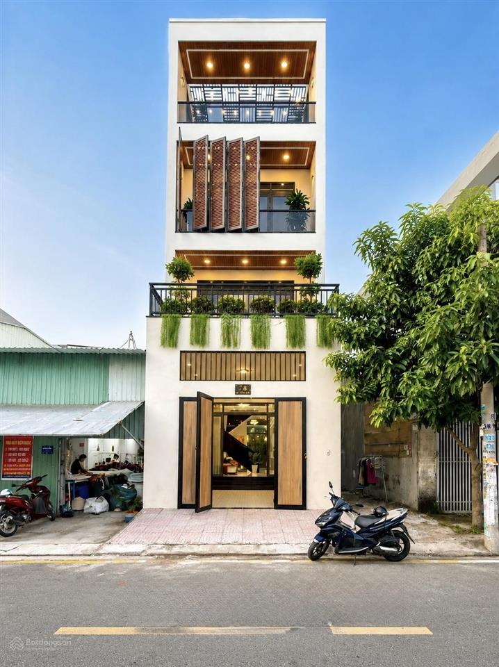 Nhà mặt tiền đường thông dt 5x22m, trệt, 3 lầu, 4pn, 5vs, p. thờ, sân xe hơi, hướng tây, 9.8 tỷ