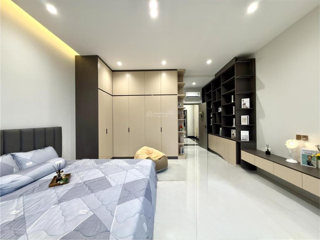 Nhà mặt tiền đường thông dt 5x22m, trệt, 3 lầu, 4pn, 5vs, p. thờ, sân xe hơi, hướng tây, 9.8 tỷ