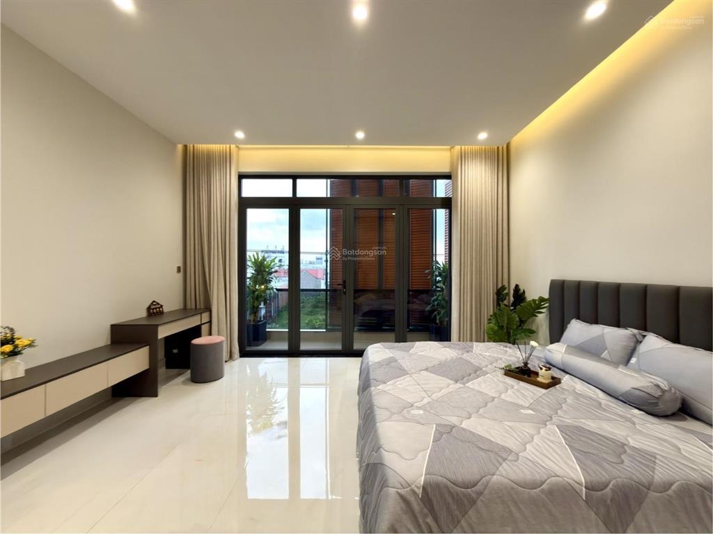 Nhà mặt tiền đường thông dt 5x22m, trệt, 3 lầu, 4pn, 5vs, p. thờ, sân xe hơi, hướng tây, 9.8 tỷ