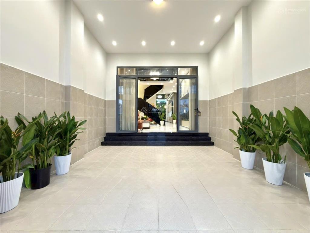 Nhà mặt tiền đường thông dt 5x22m, trệt, 3 lầu, 4pn, 5vs, p. thờ, sân xe hơi, hướng tây, 9.8 tỷ