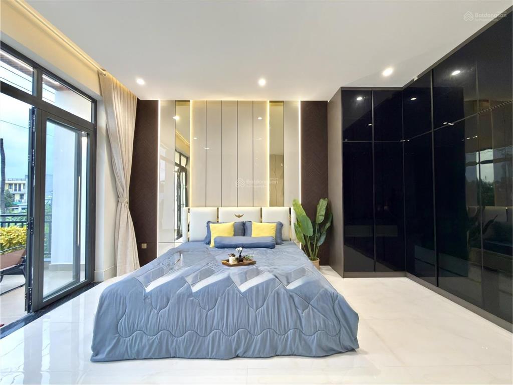 Nhà mặt tiền đường thông dt 5x22m, trệt, 3 lầu, 4pn, 5vs, p. thờ, sân xe hơi, hướng tây, 9.8 tỷ