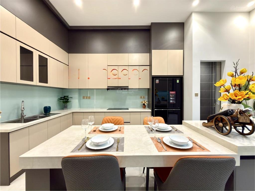 Nhà mặt tiền đường thông dt 5x22m, trệt, 3 lầu, 4pn, 5vs, p. thờ, sân xe hơi, hướng tây, 9.8 tỷ