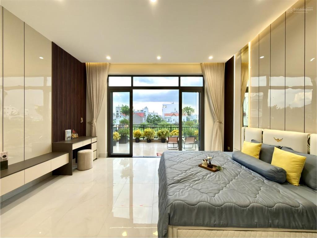 Nhà mặt tiền đường thông dt 5x22m, trệt, 3 lầu, 4pn, 5vs, p. thờ, sân xe hơi, hướng tây, 9.8 tỷ
