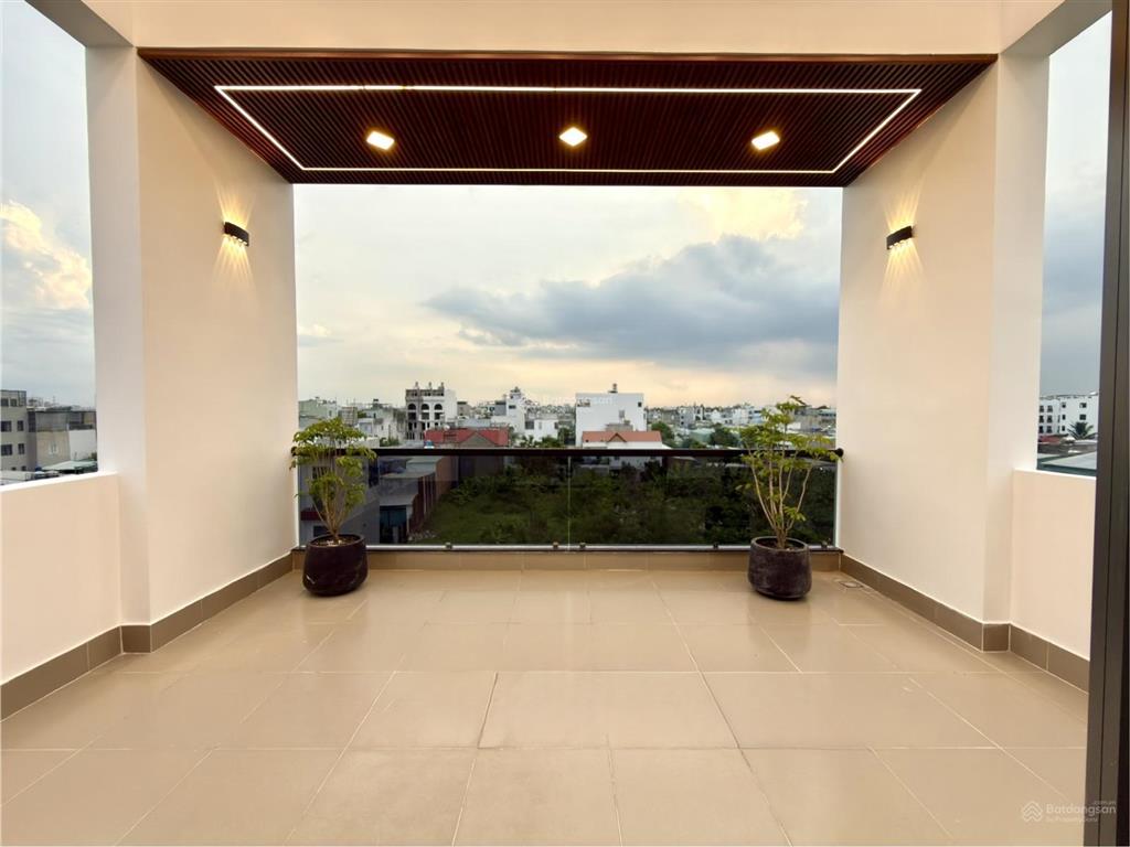 Nhà mặt tiền đường thông dt 5x22m, trệt, 3 lầu, 4pn, 5vs, p. thờ, sân xe hơi, hướng tây, 9.8 tỷ