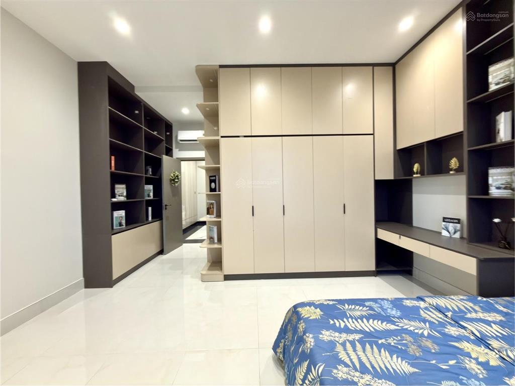 Nhà mặt tiền đường thông dt 5x22m, trệt, 3 lầu, 4pn, 5vs, p. thờ, sân xe hơi, hướng tây, 9.8 tỷ