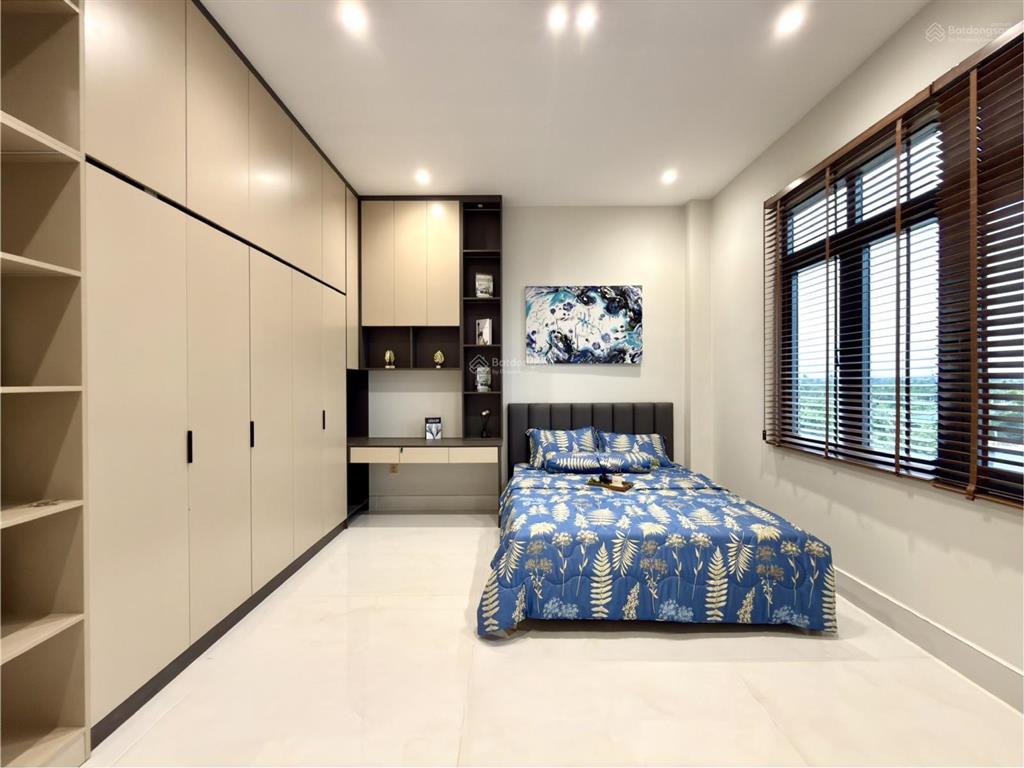 Nhà mặt tiền đường thông dt 5x22m, trệt, 3 lầu, 4pn, 5vs, p. thờ, sân xe hơi, hướng tây, 9.8 tỷ