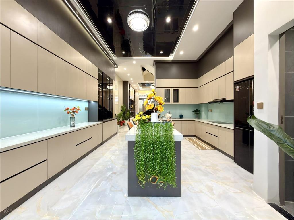 Nhà mặt tiền đường thông dt 5x22m, trệt, 3 lầu, 4pn, 5vs, p. thờ, sân xe hơi, hướng tây, 9.8 tỷ