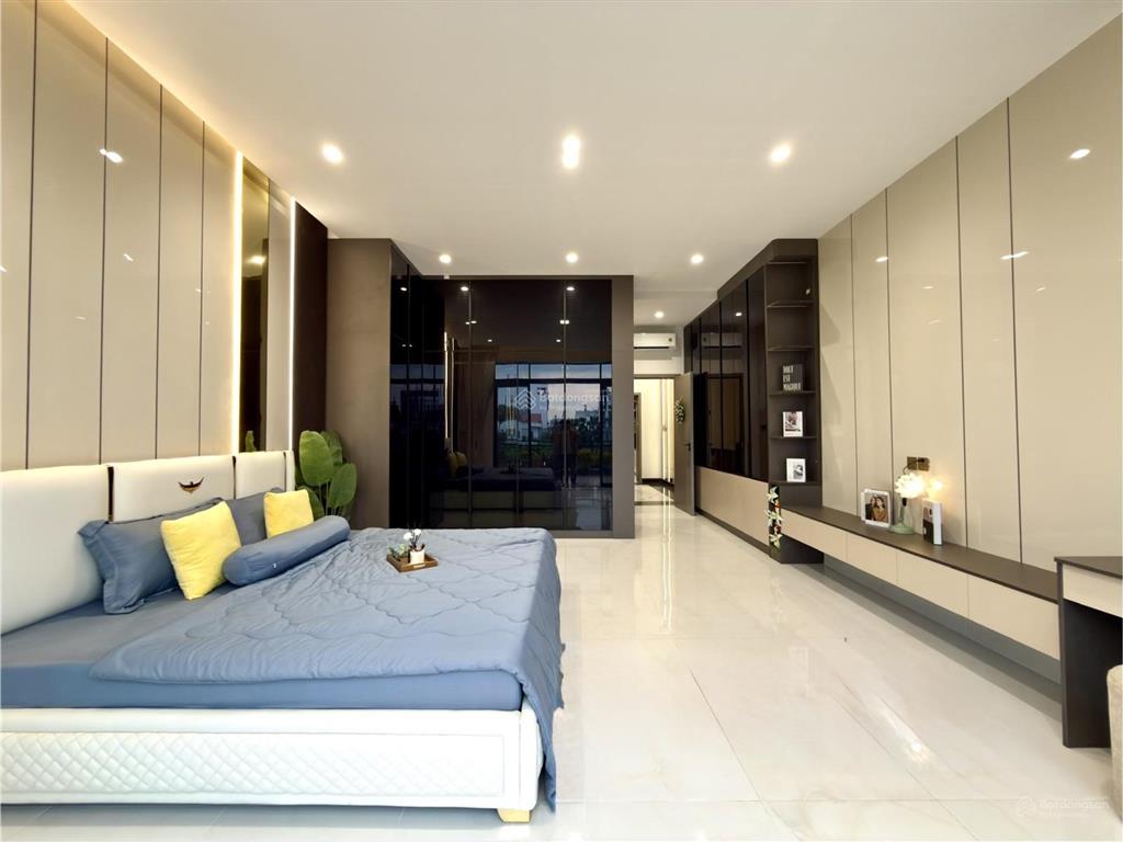Nhà mặt tiền đường thông dt 5x22m, trệt, 3 lầu, 4pn, 5vs, p. thờ, sân xe hơi, hướng tây, 9.8 tỷ