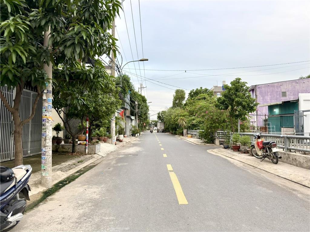 Nhà mặt tiền đường thông dt 5x22m, trệt, 3 lầu, 4pn, 5vs, p. thờ, sân xe hơi, hướng tây, 9.8 tỷ