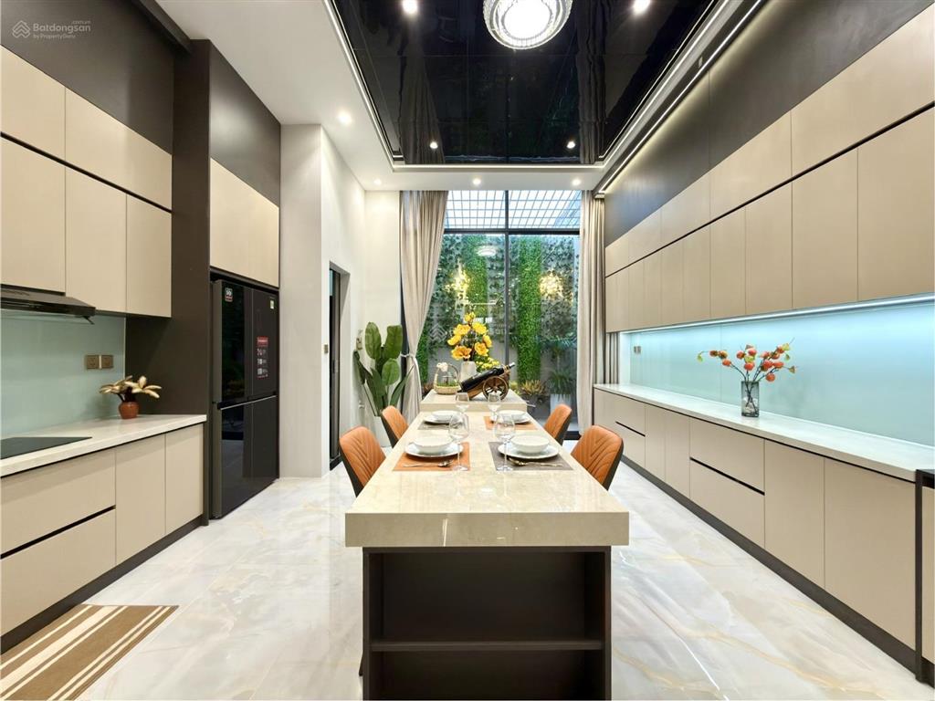 Nhà mặt tiền đường thông dt 5x22m, trệt, 3 lầu, 4pn, 5vs, p. thờ, sân xe hơi, hướng tây, 9.8 tỷ
