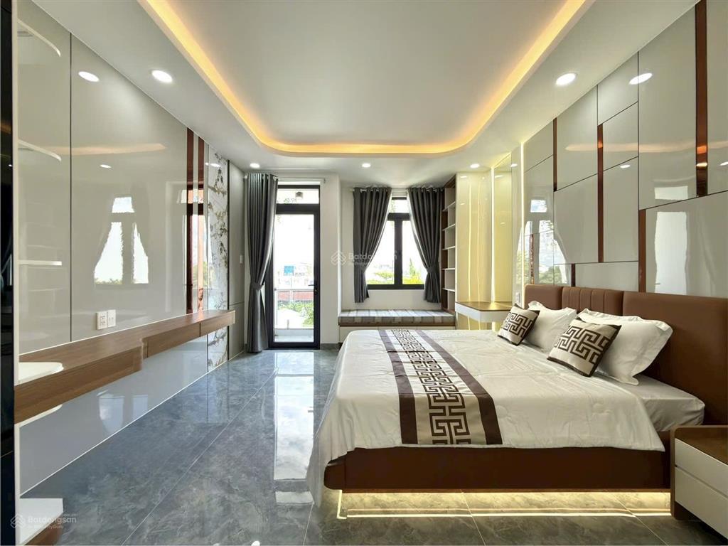 Nhà có thang máy đường thông thạnh lộc 15, dt 4x20m, lửng, 3 lầu, 4pn, p.thờ, s.thượng, hướng tnam