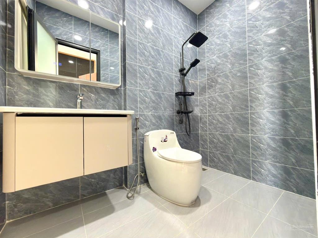 Nhà có thang máy đường thông thạnh lộc 15, dt 4x20m, lửng, 3 lầu, 4pn, p.thờ, s.thượng, hướng tnam