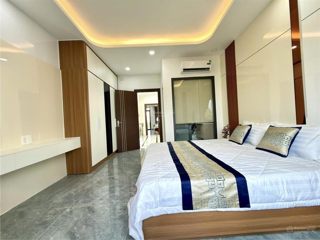 Nhà có thang máy đường thông thạnh lộc 15, dt 4x20m, lửng, 3 lầu, 4pn, p.thờ, s.thượng, hướng tnam