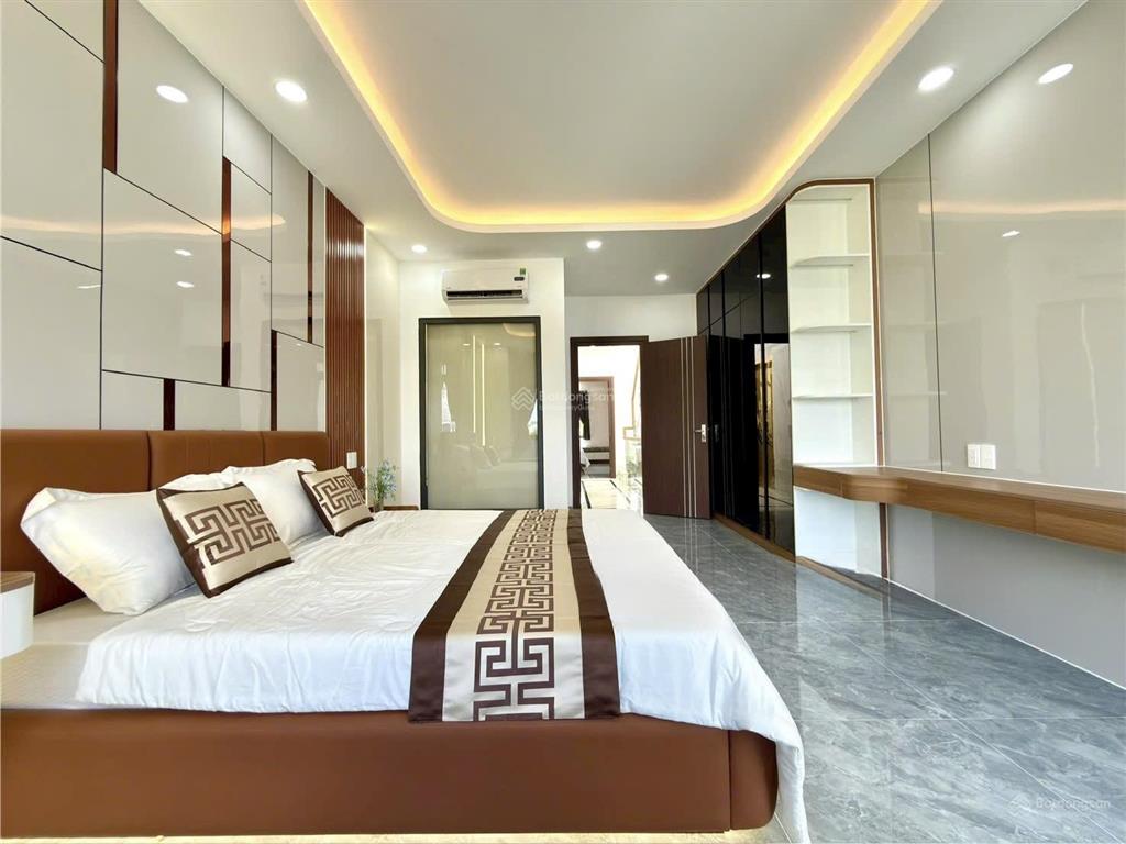 Nhà có thang máy đường thông thạnh lộc 15, dt 4x20m, lửng, 3 lầu, 4pn, p.thờ, s.thượng, hướng tnam