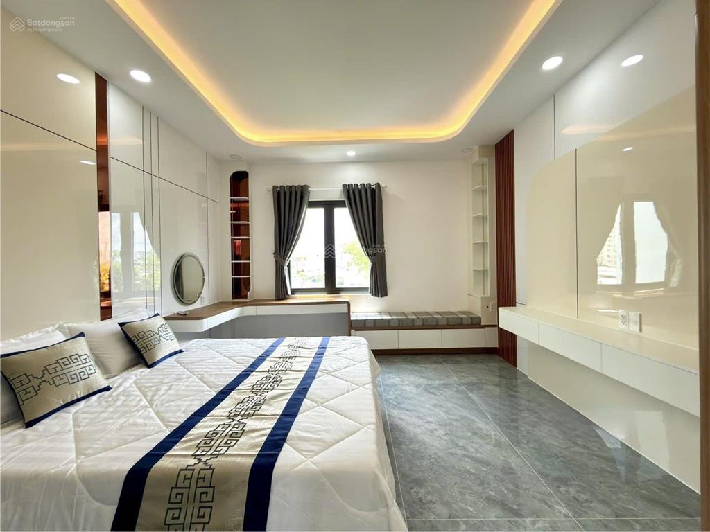 Nhà có thang máy đường thông thạnh lộc 15, dt 4x20m, lửng, 3 lầu, 4pn, p.thờ, s.thượng, hướng tnam