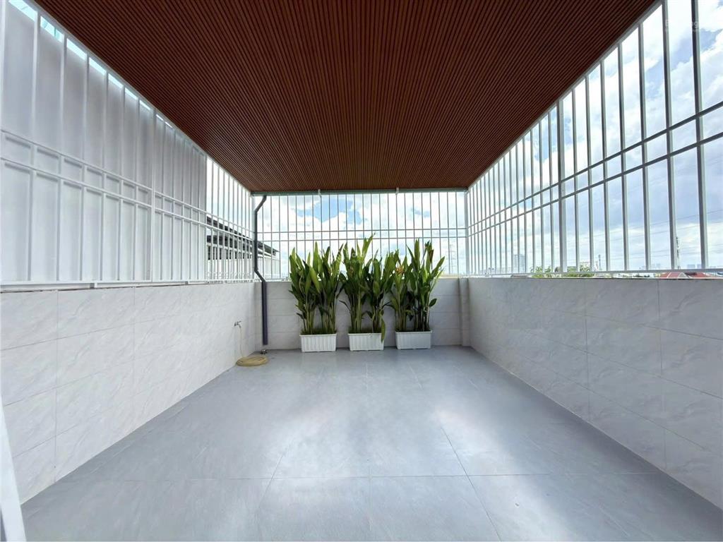 Nhà có thang máy đường thông thạnh lộc 15, dt 4x20m, lửng, 3 lầu, 4pn, p.thờ, s.thượng, hướng tnam