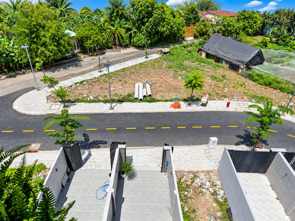 Nhà có thang máy kế bên chợ đông quang, dt4x28m, lửng, 3 lầu, sân xe hơi, gara xe, 4pn, p.thờ