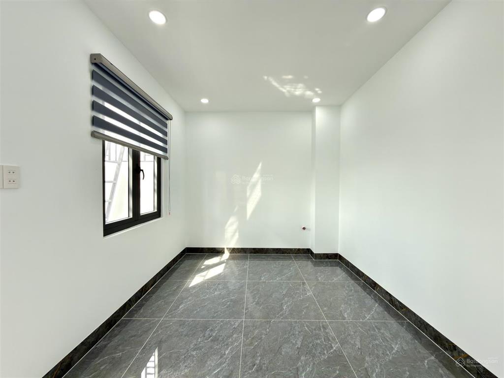 Nhà có thang máy, 1 sẹc đường thông tô ngọc vân, dt 4.5x22m, lửng, 3 lầu, 5pn, p.thờ, sân sau rộng
