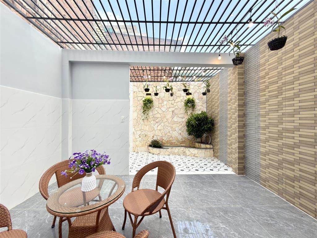 Nhà có thang máy, 1 sẹc đường thông tô ngọc vân, dt 4.5x22m, lửng, 3 lầu, 5pn, p.thờ, sân sau rộng