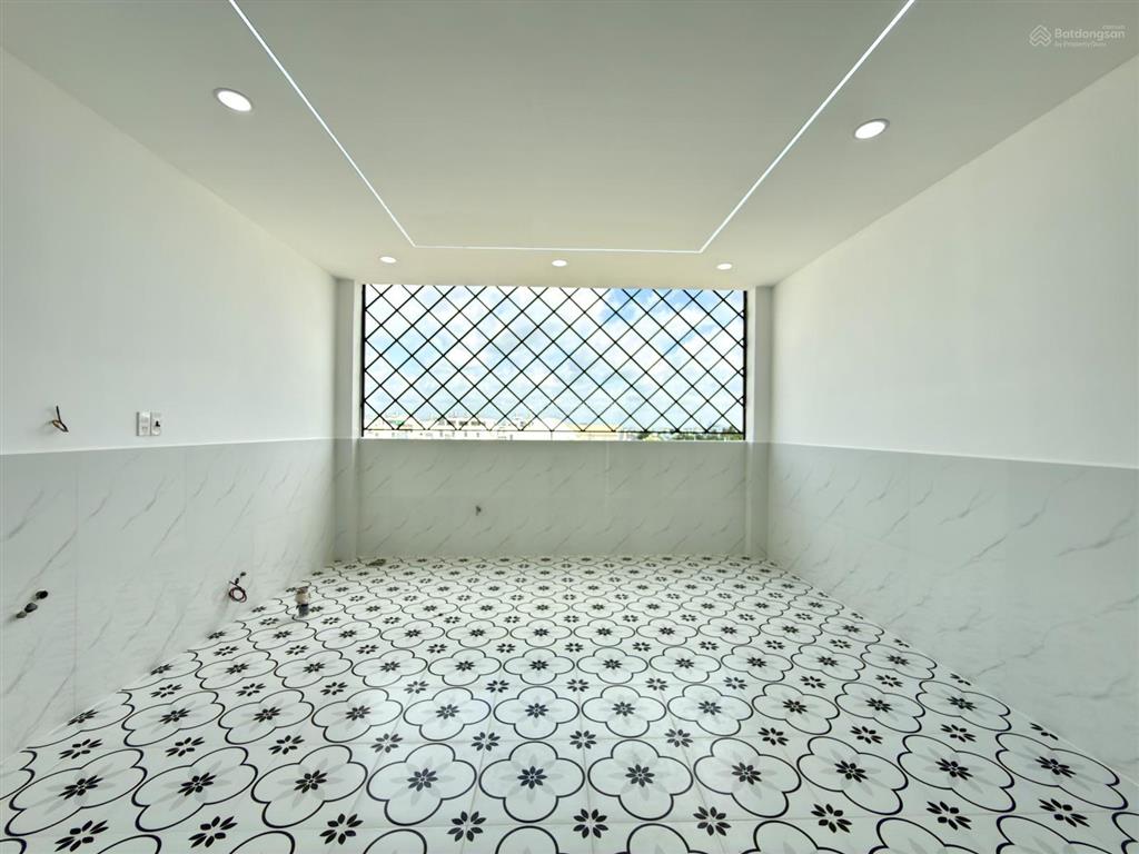 Nhà có thang máy, 1 sẹc đường thông tô ngọc vân, dt 4.5x22m, lửng, 3 lầu, 5pn, p.thờ, sân sau rộng