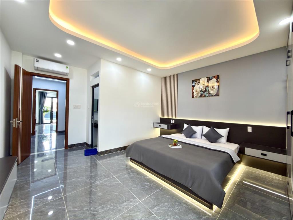 Nhà có thang máy, 1 sẹc đường thông tô ngọc vân, dt 4.5x22m, lửng, 3 lầu, 5pn, p.thờ, sân sau rộng