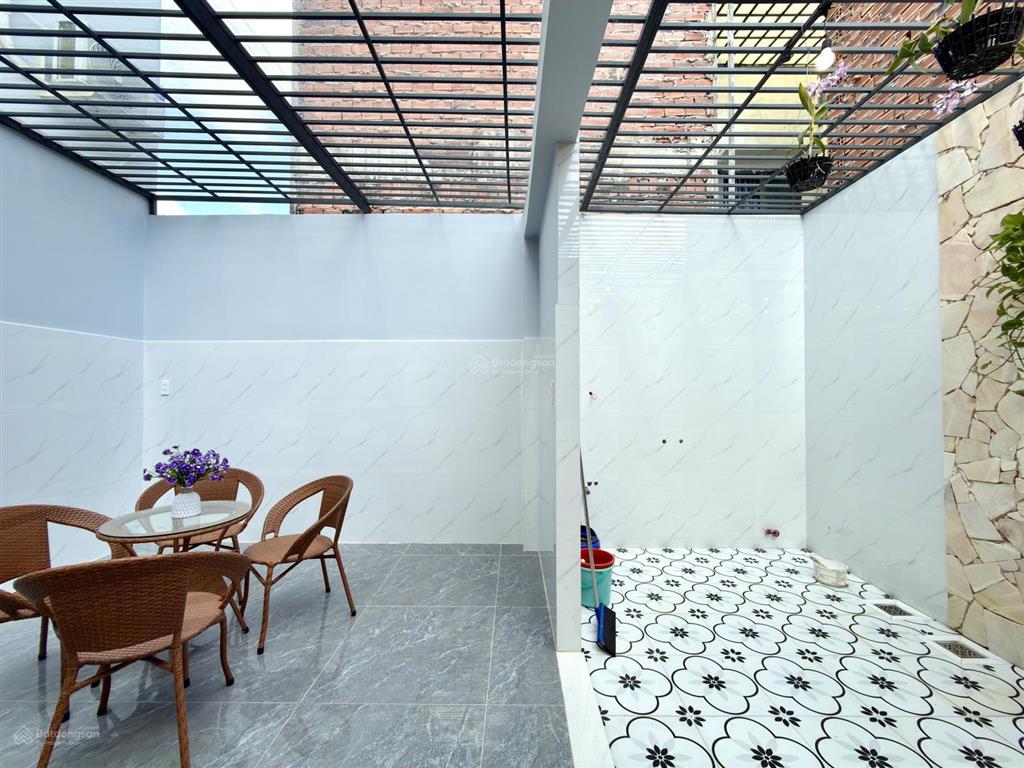 Nhà có thang máy, 1 sẹc đường thông tô ngọc vân, dt 4.5x22m, lửng, 3 lầu, 5pn, p.thờ, sân sau rộng
