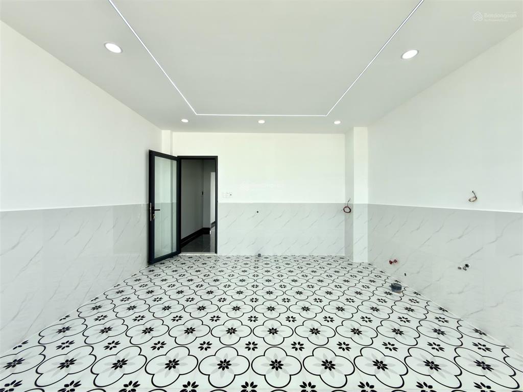 Nhà có thang máy, 1 sẹc đường thông tô ngọc vân, dt 4.5x22m, lửng, 3 lầu, 5pn, p.thờ, sân sau rộng