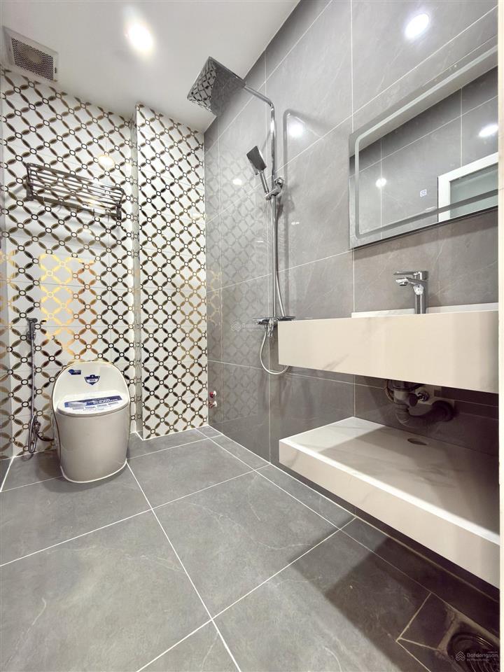 Nhà có thang máy mtkd đường thới an 12, dt 4x25m, lửng, 4 lầu, 5pn p. thờ, 7vs, hướng bắc, 8,4 tỷ