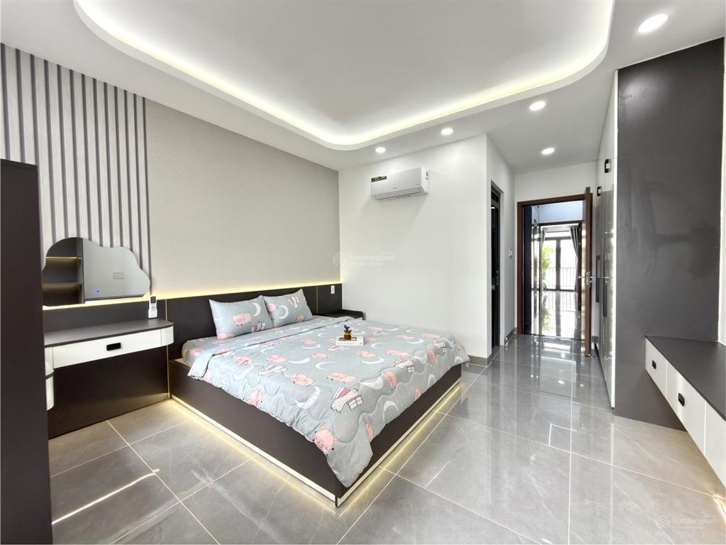 Nhà có thang máy, sát bên gò vấp, đường tx 21, dt4x27m, lửng, 3 lầu, 5pn, 7vs, p.thờ, sân thượng