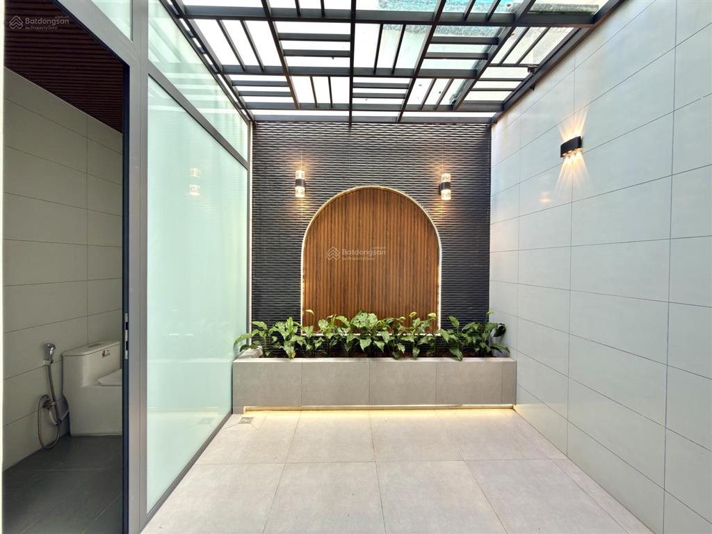 Nhà đường trần quang cơ, ngay ngã 3 đông quang, dt 4x16m, lửng, 3 lầu, 4pn, 6vs, p. thờ, gara xe