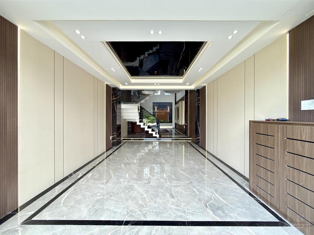 Nhà đường trần quang cơ, ngay ngã 3 đông quang, dt 4x16m, lửng, 3 lầu, 4pn, 6vs, p. thờ, gara xe
