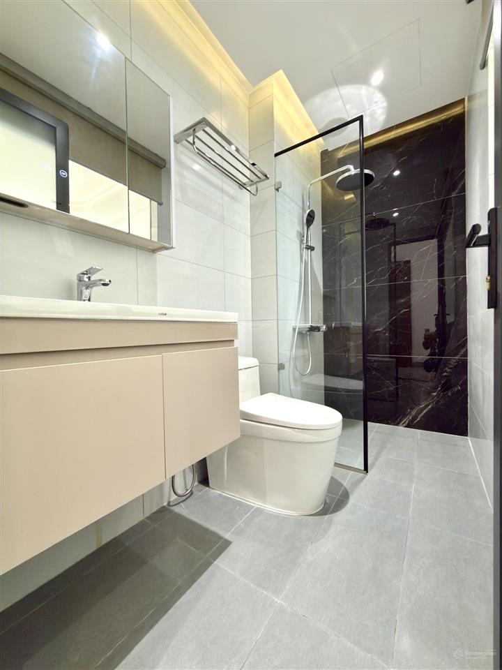 Nhà đường trần quang cơ, ngay ngã 3 đông quang, dt 4x16m, lửng, 3 lầu, 4pn, 6vs, p. thờ, gara xe