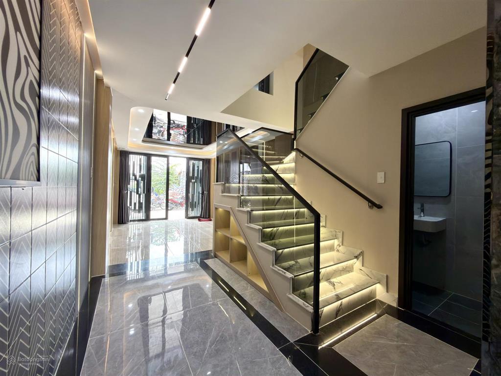 Nhà có thang máy, bên trường học, ubp, công viên, đường thạnh lộc 29, dt 4x20m, lửng, 4 lầu, 4pn.