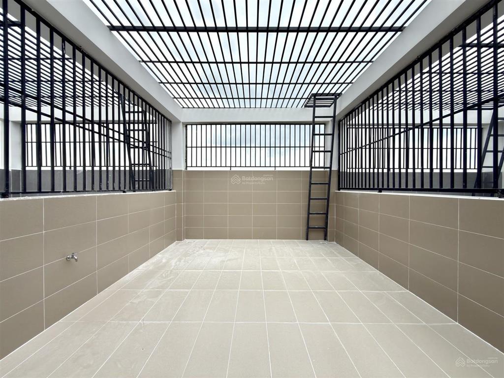 Nhà có thang máy, bên trường học, ubp, công viên, đường thạnh lộc 29, dt 4x20m, lửng, 4 lầu, 4pn.