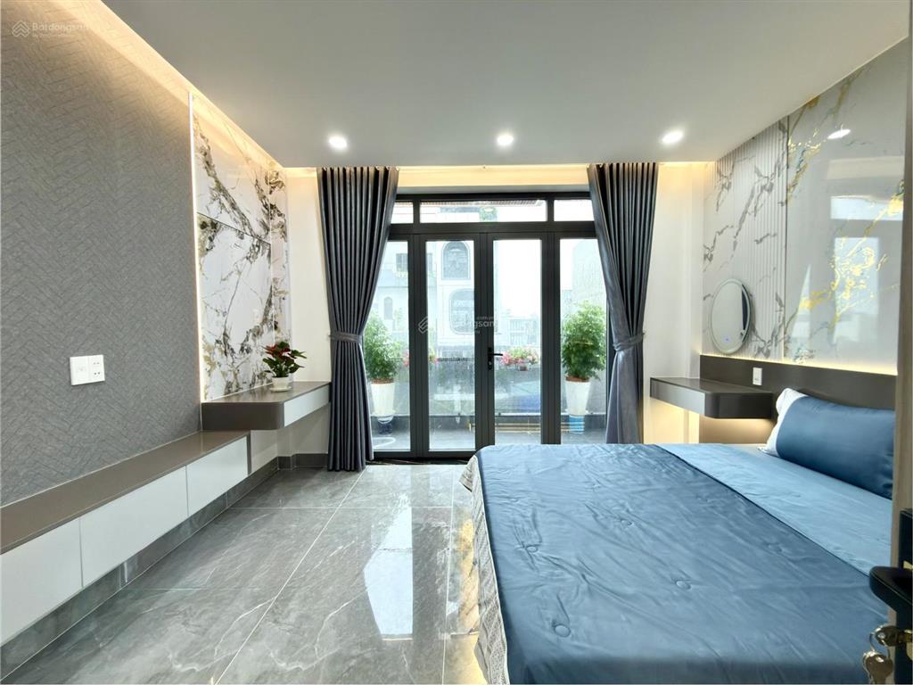 Nhà có thang máy, kế bên gò vấp, dt 4.10x20m, lửng, 3 lầu, 4pn, 6vs, sân ô tô, 7.85 tỷ