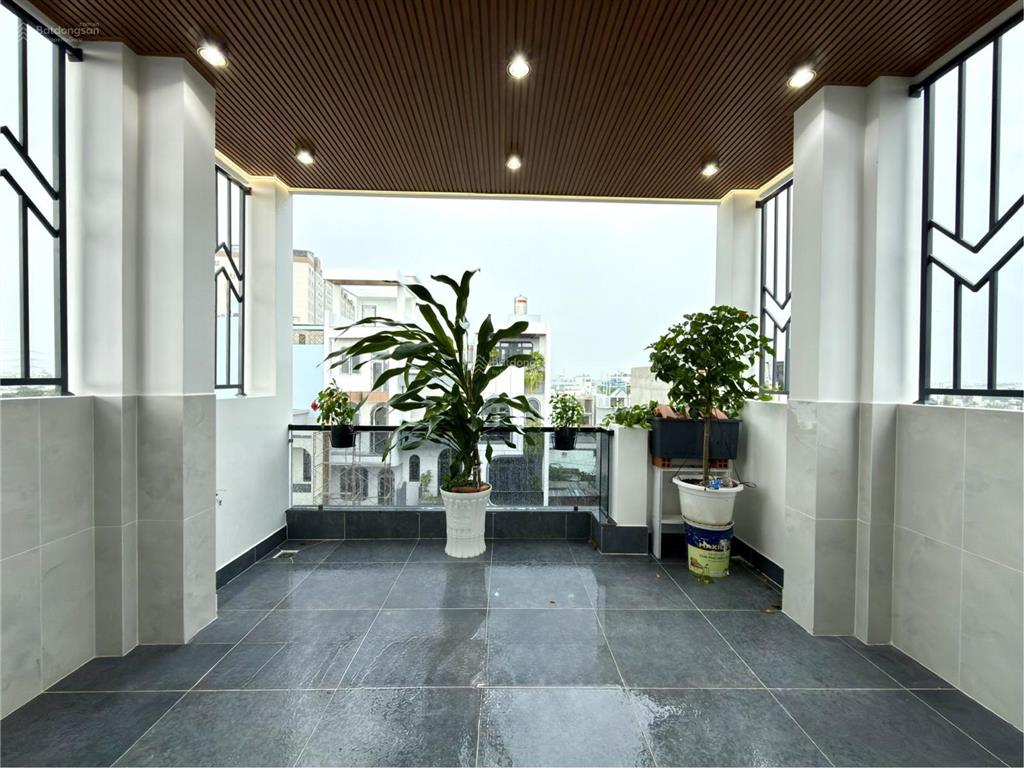 Nhà có thang máy, kế bên gò vấp, dt 4.10x20m, lửng, 3 lầu, 4pn, 6vs, sân ô tô, 7.85 tỷ