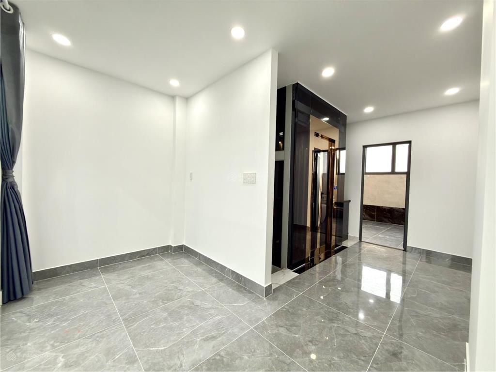 Nhà có thang máy, kế bên gò vấp, dt 4.10x20m, lửng, 3 lầu, 4pn, 6vs, sân ô tô, 7.85 tỷ