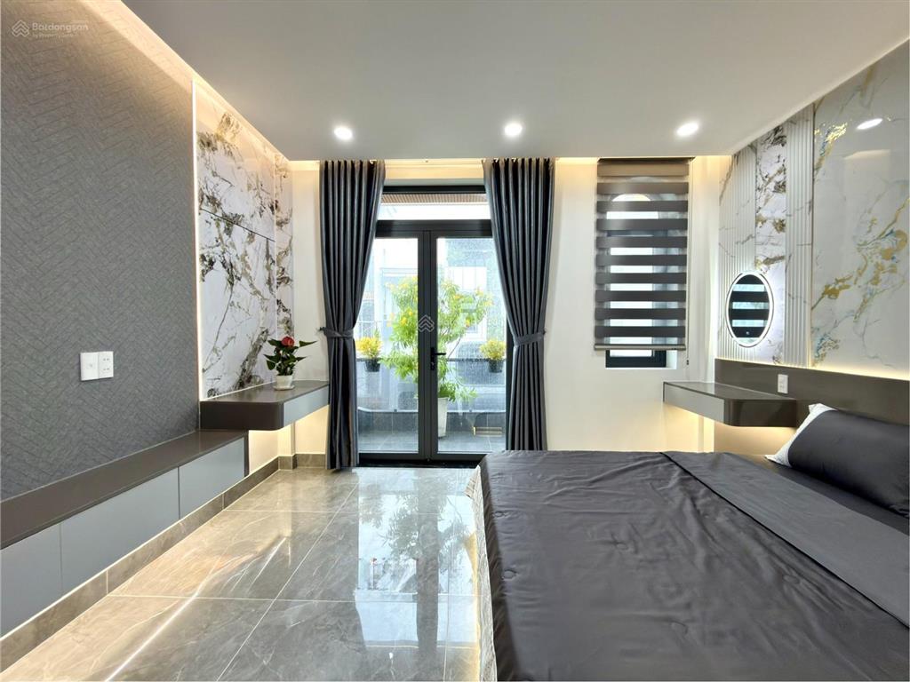 Nhà có thang máy, kế bên gò vấp, dt 4.10x20m, lửng, 3 lầu, 4pn, 6vs, sân ô tô, 7.85 tỷ