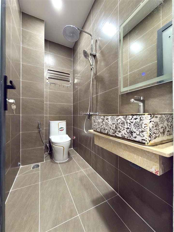 Nhà có thang máy, bên ngã tư ga, sát gò vấp, dt 4.2x14m, lửng, 4 lầu, 4pn, p.thờ, p.xông hơi, s.th