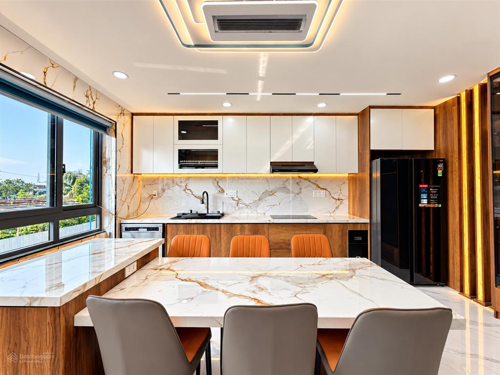 Nhà có thang máy, bên ngã tư ga, sát gò vấp, dt 4.2x14m, lửng, 4 lầu, 4pn, p.thờ, p.xông hơi, s.th